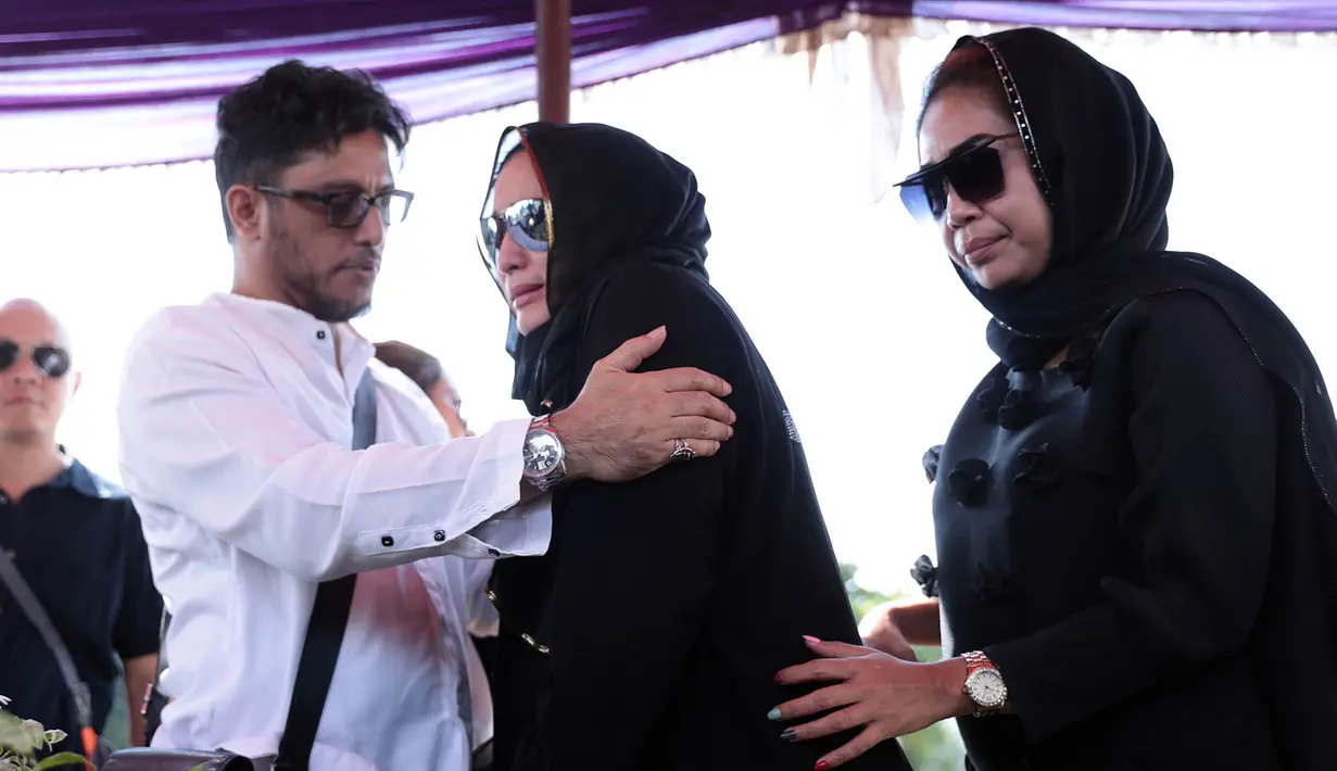 "Gak dikasih tahu pada kesini. Buat iniin bunga aja nggak ada satu pun yang nyiapin. Saya ini anaknya loh. Ini mama," ucap Jane Shalimar di TPU Karet Bivak, Jakarta Pusat, Jumat (25/8). (Deki Prayoga/Bintang.com)