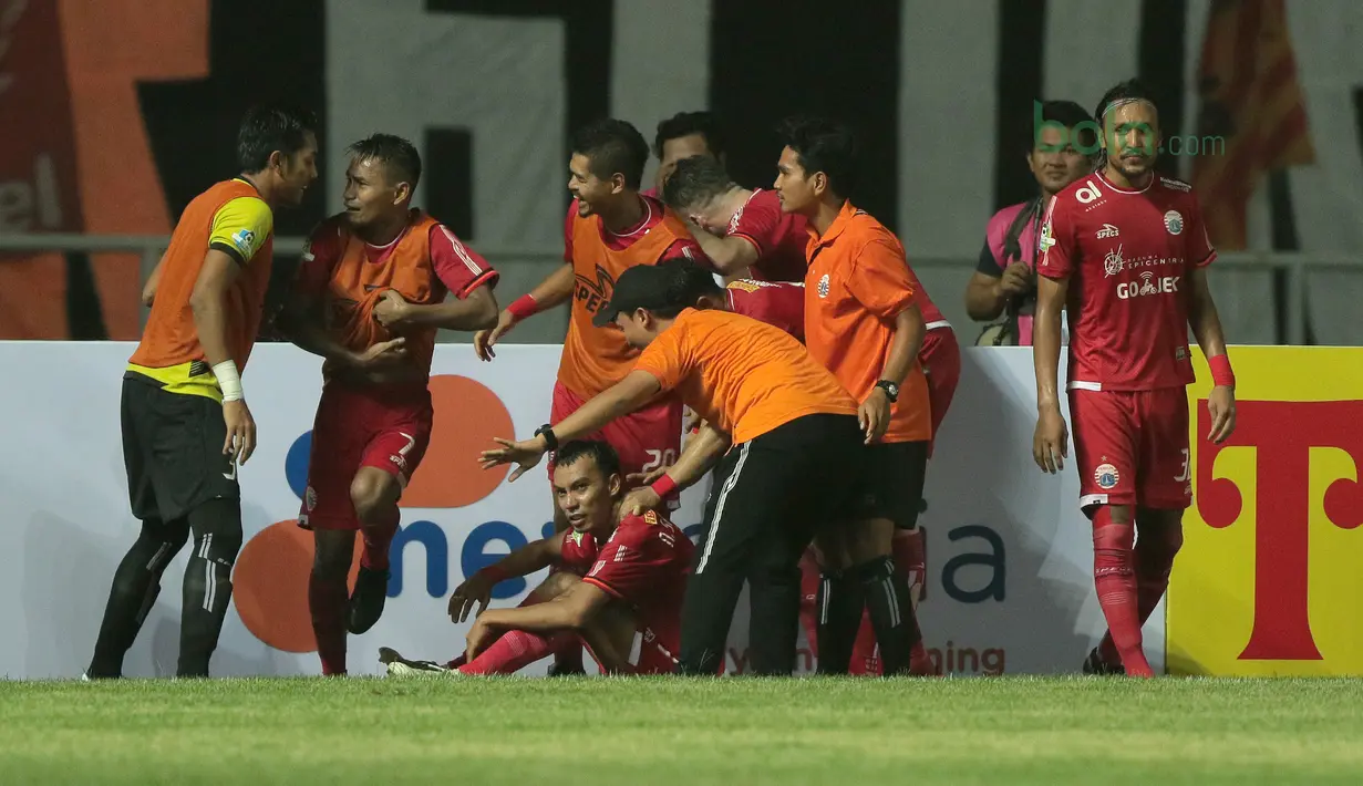 Para pemain Persija Jakarta merayakan gol Novri Setiawan pada lanjutan Liga 1 Gojek bersama Bukalapak di Stadion Pakansari, Bogor, (25/5/2018).  Persija menang 2-0. (Bola.com/Nick Hanoatubun)