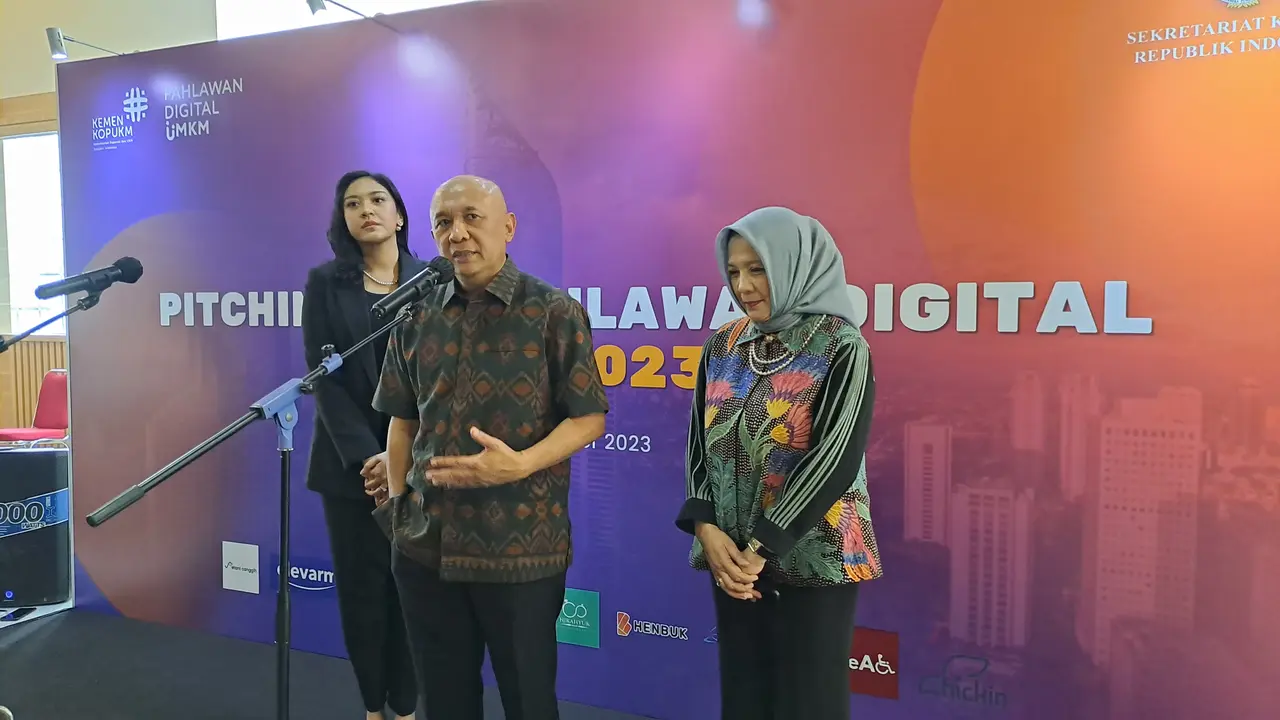 Menteri Koperasi dan UKM, Teten Masduki di Kantor Kementerian Koperasi dan UKM, Jakarta, Rabu (25/10/2023). Teten mengatakan bahwa Ceo TikTok Shou Chew telah menyurati Presiden Joko Widodo (Jokowi). (Ayu/Merdeka.com)