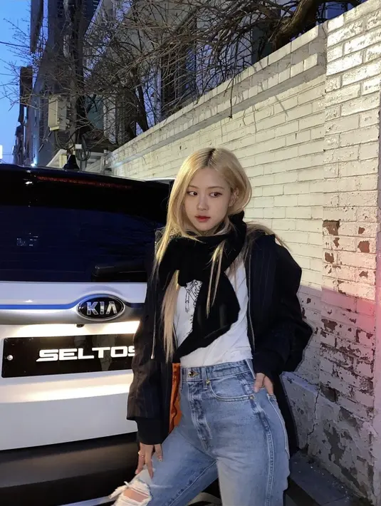 Ilustrasi rose menggunakan jeans yang dipadu padankan dengan jacket berwarna hitam/ copyright instagram/roses_are_rosie