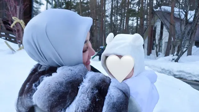 Potret Seru Syahrini Ajak Princess R Pertama Kali Main Salju (credit: instagram/princessyahrini)