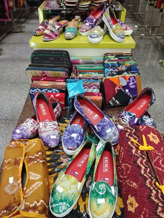 Selain menjadi kain dan pakaian, Batik Sasirangan juga diaplikasikan pada motif sepatu dan aksesori (Liputan6.com/Novi Nadya)