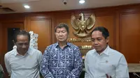 Menteri LH Hanif Faisol Nurofiq, Special Envoy for Energy and Environment Hashim Djojohadikusumo, dan Menteri Kehutanan Raja Juli Antoni di Gedung Manggala Wanabakti, Jakarta, Selasa (29/10/2024). (dok. Liputan6.com/Dinny Mutiah)