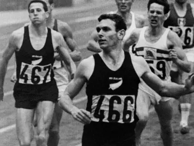 Legenda Atletik dari Selandia Baru, Peter Snell saat melintasi garis finis di Olimpiade Tokyo tahun 1964. Singlet yang dikenakan Peter ini terjual saat lelang dengan harga 100 Ribu Dolar Amerika. (AFP Photo)