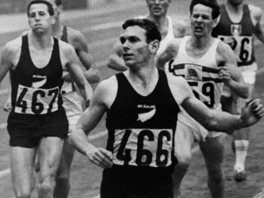 Legenda Atletik dari Selandia Baru, Peter Snell saat melintasi garis finis di Olimpiade Tokyo tahun 1964. Singlet yang dikenakan Peter ini terjual saat lelang dengan harga 100 Ribu Dolar Amerika. (AFP Photo)