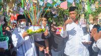 Wawako Bengkulu Dedy Wahyudi, disambut tradisi Jambar Uang, saat menghadiri peringatan Maulid Nabi di Kelurahan Bajak Kecamatan Teluk Segara Bengkulu (Dok. Media Center Bengkulu / Liputan6.com)