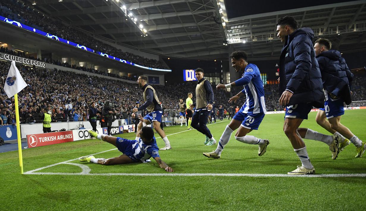 Pemain FC Porto merayakan gol kemenangan timnya yang dicetak oleh Wenderson Galeno (kiri) pada laga leg pertama 16 besar Liga Champions 2023/2024 melawan Arsenal di Dragao stadium, Porto, Portugal, Kamis (22/02/2024) dini hari WIB. (AFP/Miguel Riopa)