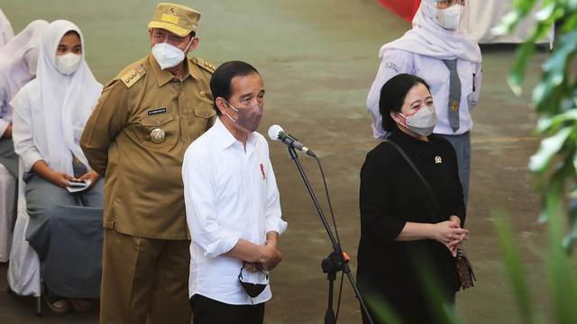 Presiden Jokowi Bersama Ketua DPR Puan Maharani Dan Gubernur Banten, Wahidin Halim, Saat Meninjau Vaksin Untuk Pelajar Di Kota Serang. (Selasa, 21/09/2021).
