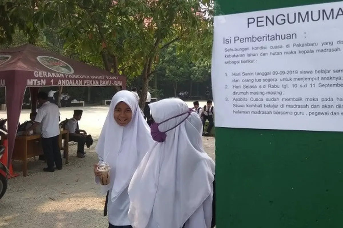 Siswa MTSN 1 Pekanbaru meliburkan pelajarnya karena kabut asap makin parah.