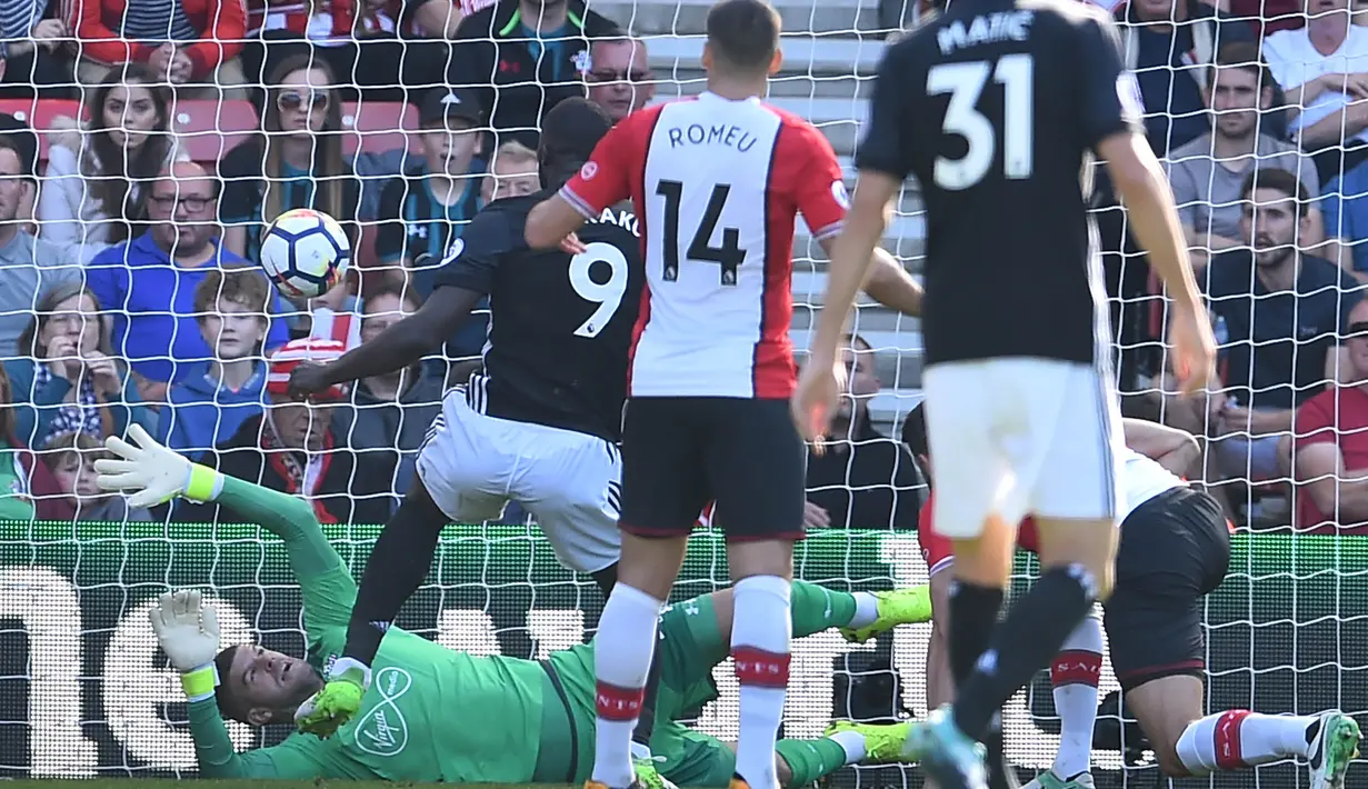 Proses terjadinya gol oleh striker Manchester United, Romelu Lukaku, ke gawang Southampton pada laga Premier League di Stadion St Mary's, Sabtu (23/9/2017). Manchester United menang 1-0 atas Southampton. (AFP/Glyn Kirk)
