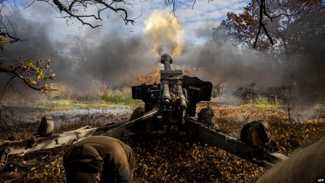 Artileri Ukraina menembakkan howitzer meriam 152 mm di garis depan dekat Kota Bakhmut, di wilayah Donetsk Ukraina timur, pada 31 Oktober 2022, di tengah invasi Rusia ke Ukraina. (Foto: AFP)