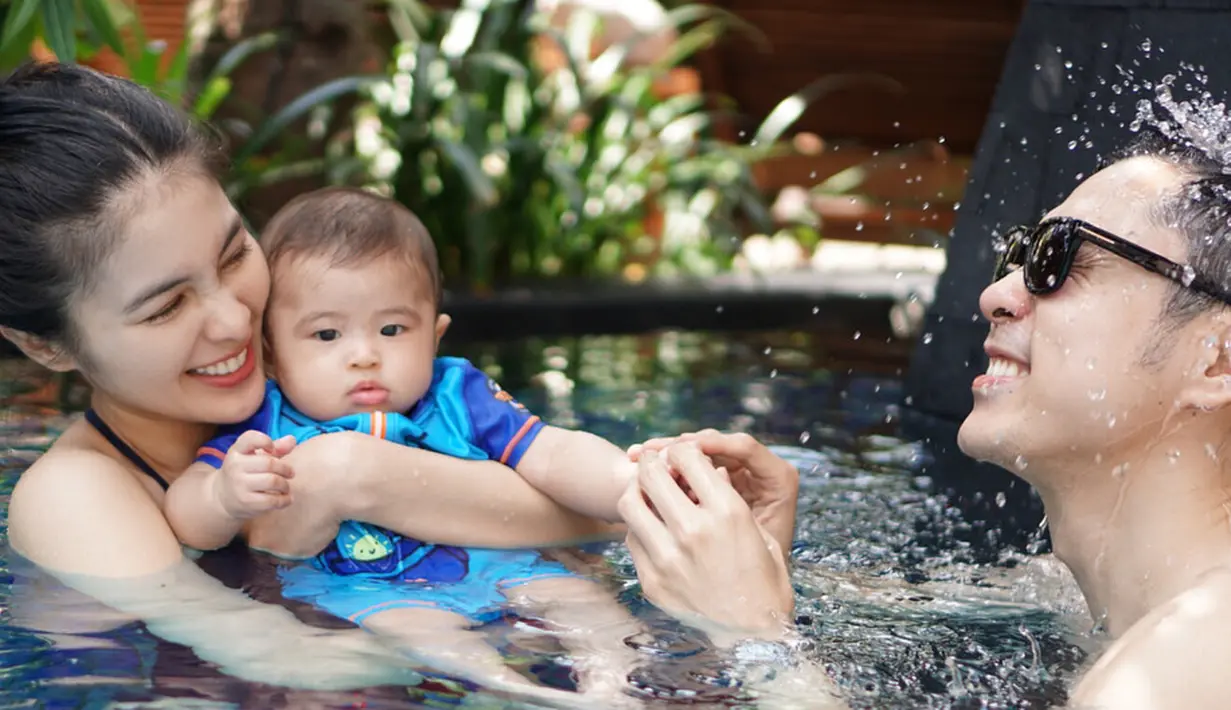 Keluarga kecil Sandra Dewi dan Harvey Moeis semakin berbahagia setelah lahirnya anak pertama mereka Raphael Moeis. Belum lama ini, keluarga kecil itu untuk pertama kalinya mengajak sang anak liburan. (Instagram/sandradewi88)