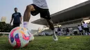 Seorang peserta mengikuti sesi speed drill & skill challange menggunakan sepatu terbaru Specs, dengan nama Alphaform Elite pada acara Alphaform Experience yang berlangsung di Stadion Madya, Senayan, Jakarta, Jumat (12/07/2024). (Bola.com/Bagaskara Lazuardi)