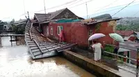 Hujan deras dan angin kencang yang melanda Kota Bogor, Jawa Barat, Minggu (4/9/2022) sore, mengakibatkan sejumlah pohon tumbang dibeberapa titik.