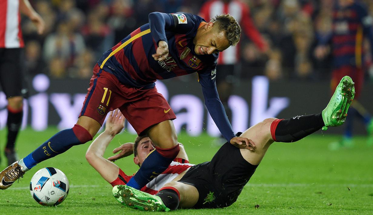 Pemain Barcelona, Neymar (kiri), berebut bola dengan pemain Athletic Bilbao, Aymeric Laporte, dalam pertandingan leg kedua perempat final Copa del Rey di Stadion Camp Nou, Barcelona, Kamis (28/1/2016) dini hari WIB. (AFP/Lluis Gene)