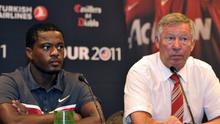 Patrice Evra (kiri) dan manajer Sir Alex Ferguson (kanan) saat keduanya masih di Manchester United pada 2011. (AFP PHOTO / Mladen Antonov)