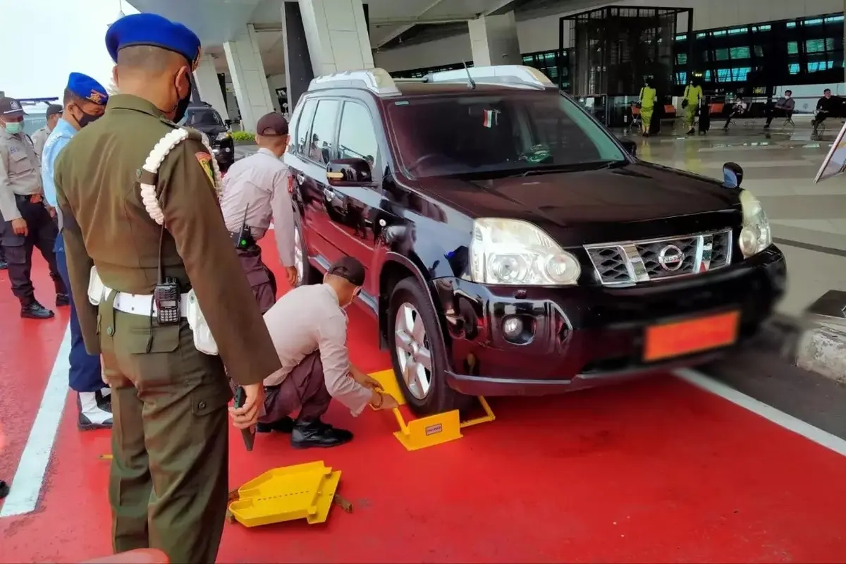 Parkir Sembarangan di Dropzone Bandara Soetta, Polisi Langsung Tilang