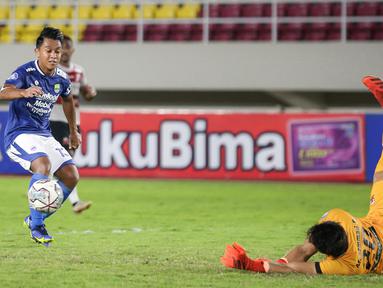 Kiper Madura United, Muhammad Ridho berkali-kali harus meladeni serangan demi serangan yang dilancarkan pemain Persib Bandung. (Bola.com/Bagaskara Lazuardi)