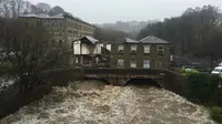 Pub berusia 200 tahun yang dibangun di atas jembatan hancur karena bencana banjir di Inggris Utara (Daily Mail)