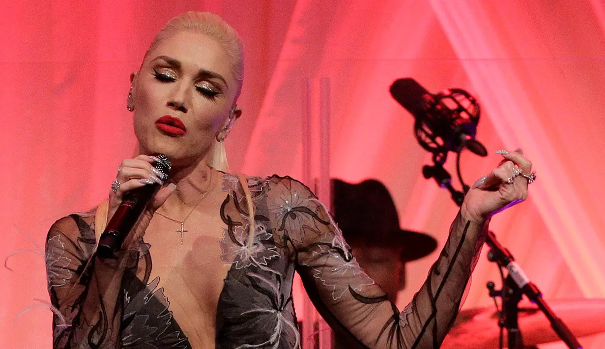 Aksi panggung penyanyi Gwen Stefani pada saat mengisi acara makan malam menyambut kedatangan perdana menteri Italia Matteo Renzi di Gedung Putih, Washington, AS (18/10). (Reuters/Joshua Robert)