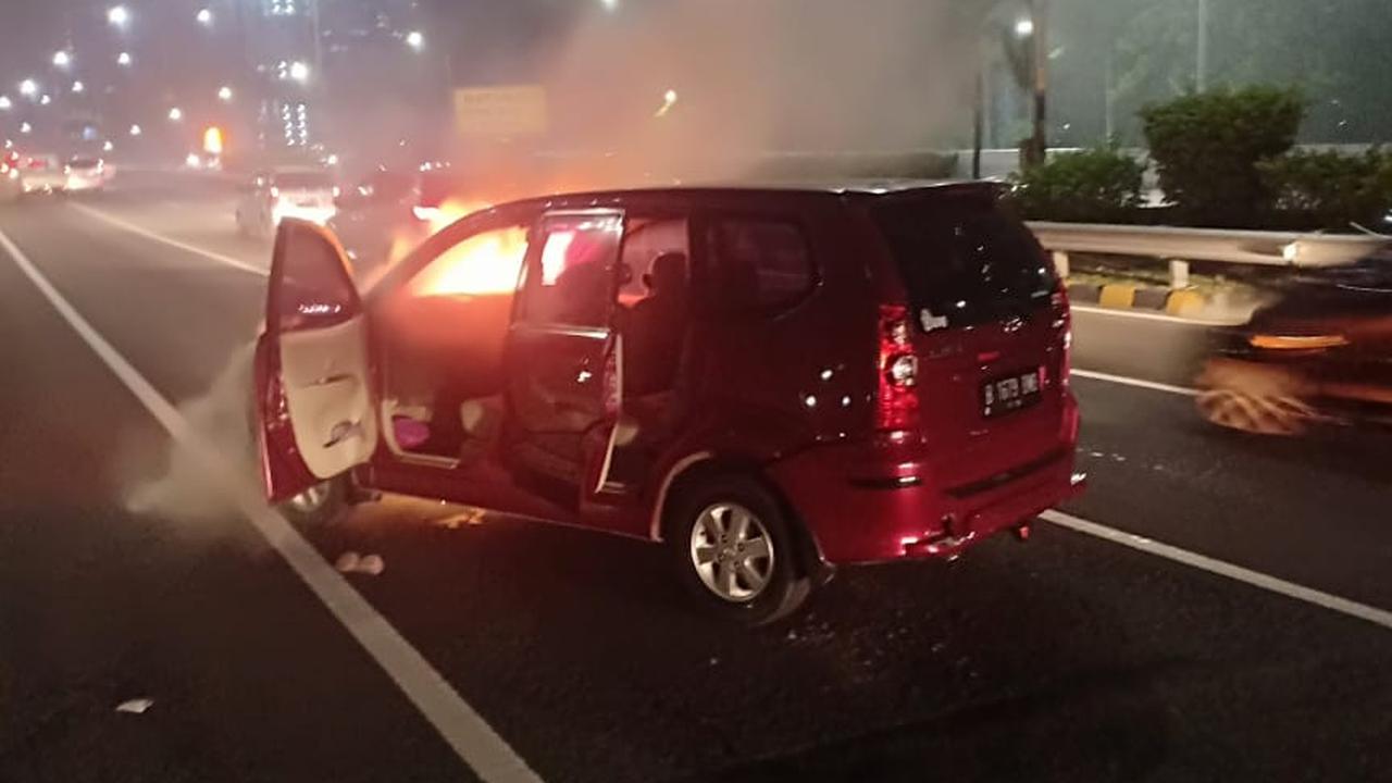 Kendaraan Mobil Avanza B 1679 BMB terbakar di ruas Tol Dalam Kota depan Balai Kartini Kuningan (TMCPoldaMetro)