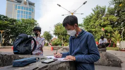 Seorang pelajar SMA Negeri 10 Surabaya sedang mengikuti ekstrakulikuler menggambar di Taman Bungkul yang terletak di Jalan Raya Darmo, Wonokromo, Surabaya, Selasa (14/11/2023). (Bola.com/Bagaskara Lazuardi)