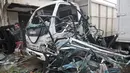 Sebuah truk yang tengah parkir di dekat outlet Pizza Hut Delivery (PHD) Jatimelati, Bekasi, turut mengalami kerusakan akibat sebuah ledakan, Minggu (23/10). Ledakan diduga berasal dari tabung gas yang berada di dapur PHD.  (Liputan6.com/Yoppy Renato)