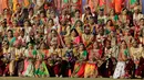 Pengantin perempuan  dan laki-laki foto bersama saat nikah massal di Surat, India, Minggu (23/12). Tradisi di India, keluarga mempelai perempuan akan membayar pengantin pria dengan banyak uang dan hadiah. (AP/Ajit Solanki)