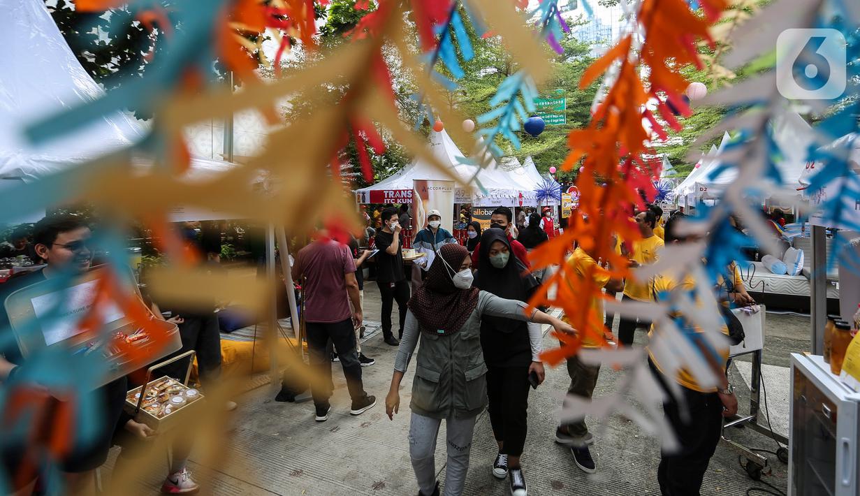 Warga mengunjungi UMKM Bazaar Kuliner di kawasan Jakarta, Minggu (26/6/2022). Bazar ini diselenggarakan dalam rangkaian perayaaan HUT ke-495 DKI Jakarta. (Liputan6.com/Johan Tallo)