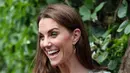 Duchess of Cambridge Kate Middleton tertawa saat belajar fotografi dengan Action for Children di Kingston upon Thames, Inggris (25/6/2019). (AFP Photo/Chris Jackson)