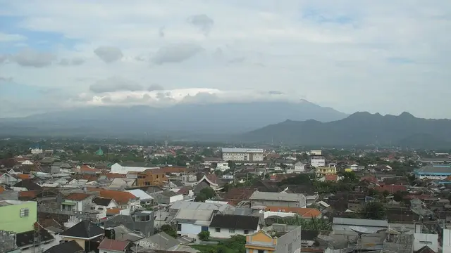 Pemandangan Gunung Liman dari kota Kediri di Jawa Timur