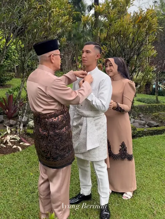 Ia memadukan busananya tersebut dengan sepatu hitam mengkilap. Tampak orangtua Dhana pun membantu merapi baju yang dibuat oleh desainer Ayung Berinda ini. [@ayungberinda]