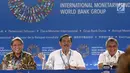 Ketua Panitia Nasional Penyelenggara Pertemuan Tahunan IMF-Bank Dunia Luhut Binsar Panjaitan (tengah) bersama Menkominfo Rudiantara (kiri) dan Gubernur BI Perry Warjiyo (kanan) memberi keterangan di Bali, Senin (8/10). (Liputan6.com/Angga Yuniar)