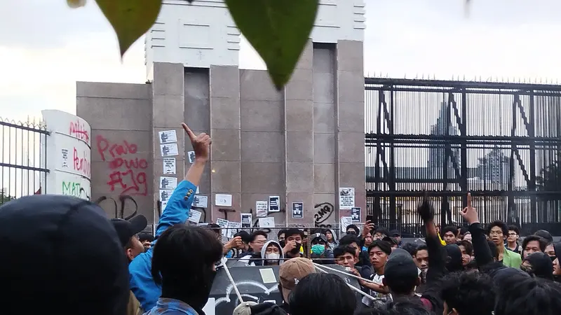 Situasi semakin tak terkendali, massa tolak Revisi UU TNI berhasil merobohkan pagar juga barrier beton yang berdiri di antara gerbang utama. (Liputan6.com/Ady Anugrahadi).