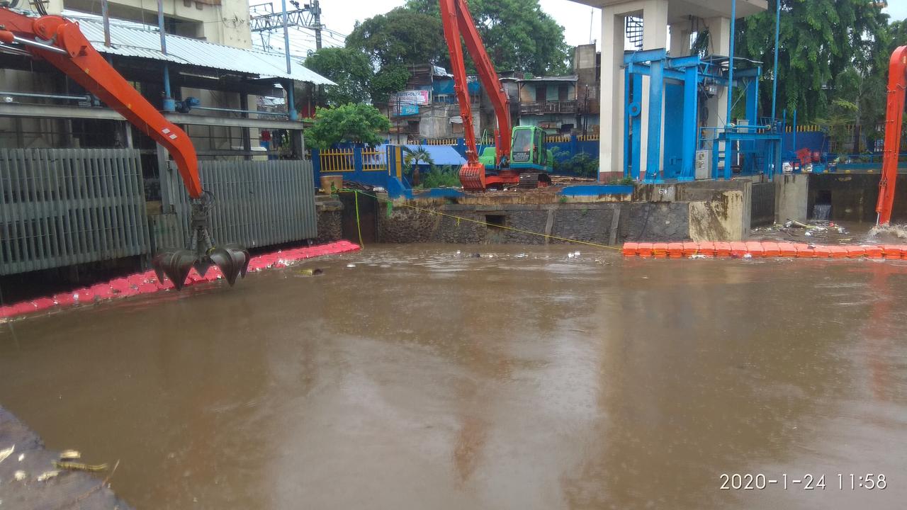 Pintu Air Manggarai Naik Hingga 160 centimeter