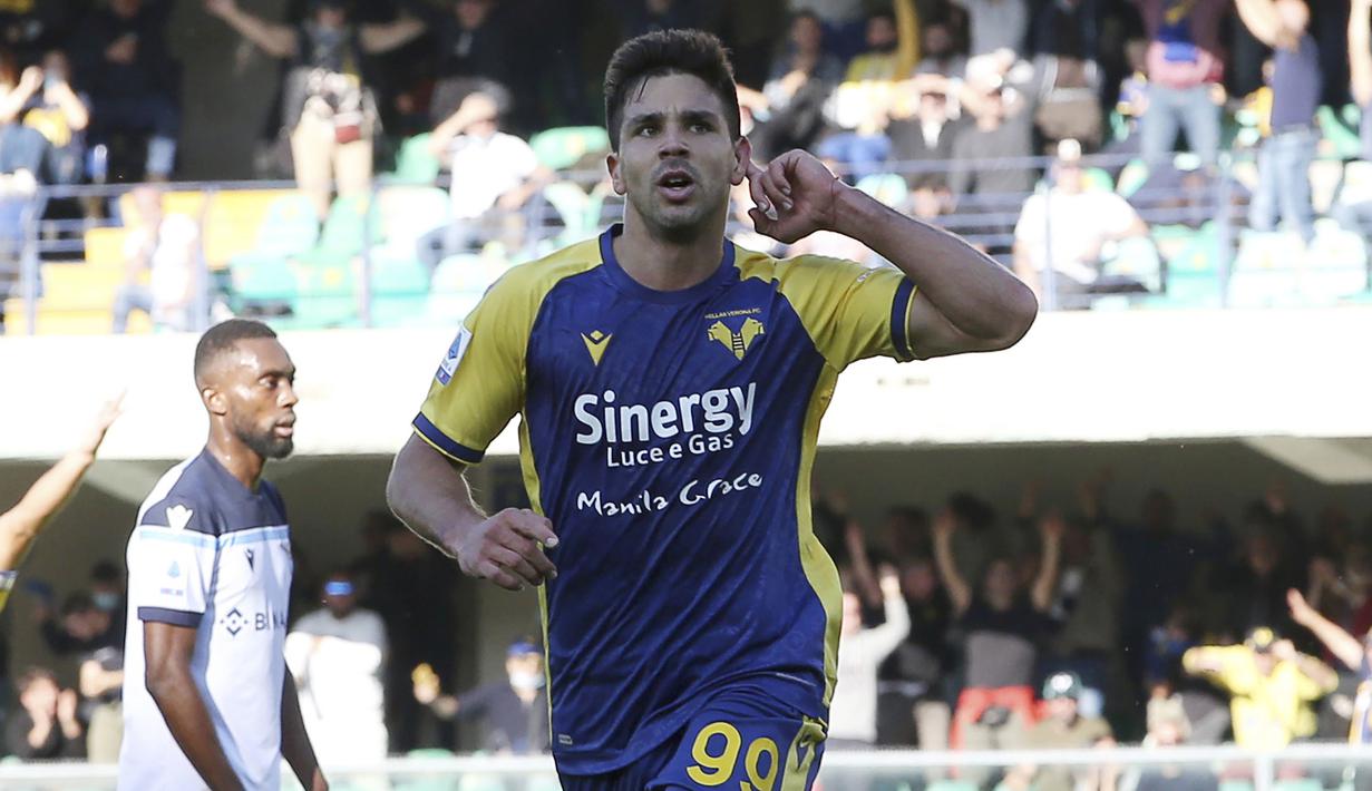 Giovanni Simeone. Striker Hellas Verona berusia 26 tahun ini dipinjam satu musim dari Cagliari yang telah diperkuatnya selama dua musim dengan opsi dipermanenkan. Ia telah bermain dalam 12 laga musim ini di semua ajang dengan mencetak 9 gol dan 3 assist. (LaPresse via AP/Paola Garbuio)