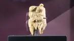 Venus von Hohle Fels, patung gading yang berumur antara 40.000 dan 35.000 SM dipajang selama pameran di Museum Martin-Gropius-Bau di Berlin, Jerman (20/9). Pameran arkeologi ini berlangsung 21 September 2018 hingga 6 Januari 2019. (AP Photo/Frank Jordans)
