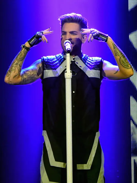 Adam Lambert mulai membuka dirinya seorang homoseksual pada wawancara majalah terkemuka. Adam pun nampaknya tak peduli tentang berbagai hujatan yang mengancam dirinya dan kariernya. (AFP/Bintang.com)