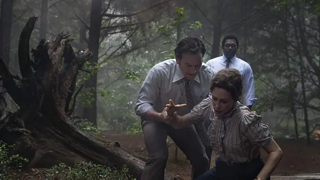 Ed dan Lorraine menyelidiki kematian Katie di The Conjuring: The Devil Made Me Do It. (Foto: Dok. New Line Cinema/ Warner Bros.)