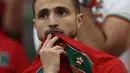 Ekspresi sedih seorang suporter Maroko setelah tim yang didukung kalah 0-2 dalam pertandingan sepak bola semifinal Piala Dunia Qatar 2022 antara Prancis dan Maroko di Stadion Al-Bayt di Al Khor, Doha, Qatar, Kamis (15/12/2022). Pertandingan kali ini Maroko lebih banyak menguasai bola di awal pertandingan. (ADRIAN DENNIS / AFP)