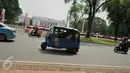 Angkutan umum jenis bajaj melintas di depan Istana Kepresidenan, Jakarta, Rabu (20/7). Picu kemacetan, Sudinhubtrans Jakarta Pusat segera menerapkan larangan bajaj melintas di Jalan Medan Merdeka Barat dan Medan Merdeka Utara (Liputan6.com/Gempur M Surya)