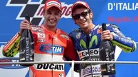 Duo Pembalap Italia, Andrea Iannone dari Tim Ducati dan Valentino Rossi dari tim Movistar Yamaha, merayakan podium mereka setelah Grand Prix Italia di sirkuit Mugello, Scarperia, Italia tengah, 31 Mei 2015. EPA / Ettore FERRARI