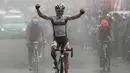 Ekspresi pebalap Bridgestone Anchor Cycling Team Jepang, Sho Hatsuyama sesaat setelah finis pertama di Etape 9 Tour de Singkarak 2015 dari Padang Panjang menuju Padang, Sumatra Barat, Minggu (4/10/2015). (Bola.com/Arief Bagus)