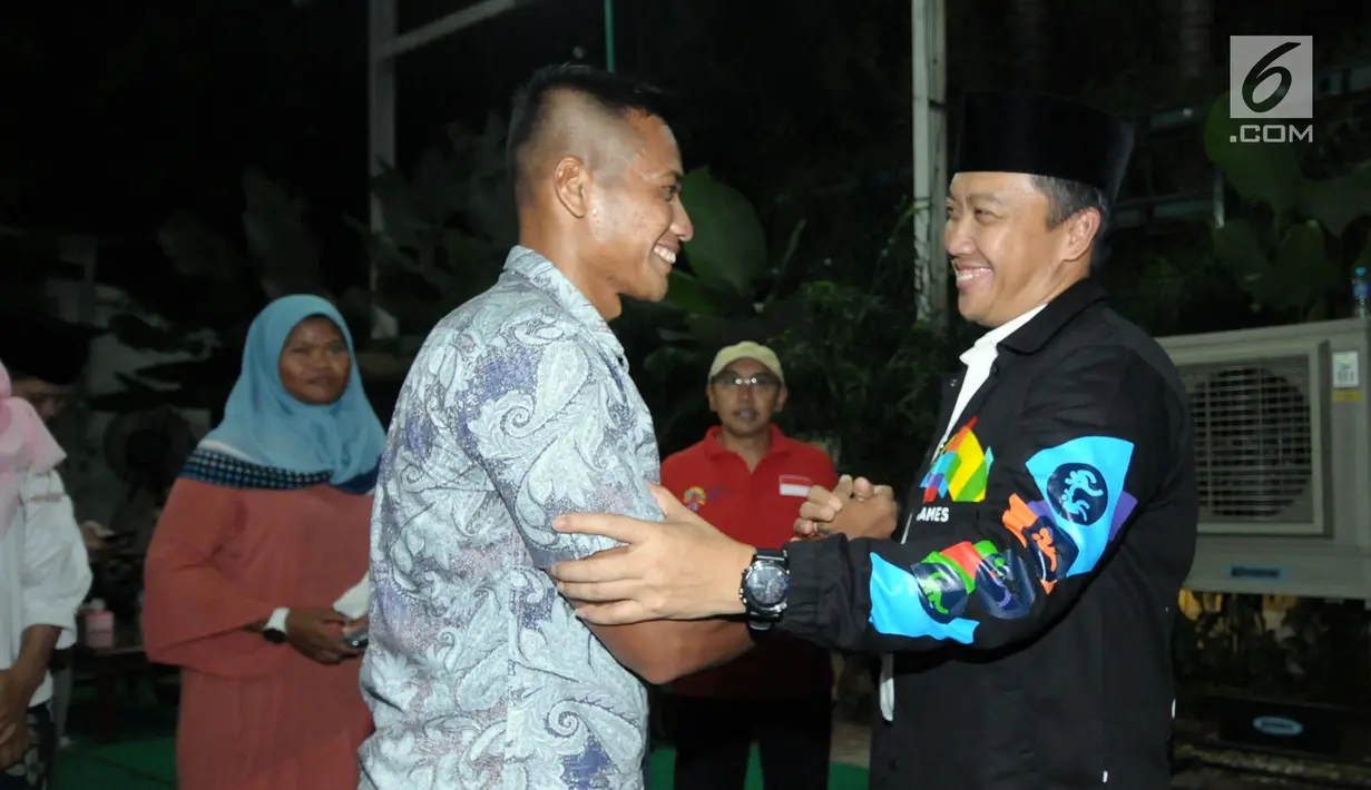 Menpora Imam Nahrawi (kiri) menyalami salah satu atlet usai buka puasa bersama di Jakarta, Senin (28/5). Acara tersebut dihadiri atlet pelatnas Asian Games 2018 dan para mantan atlet peraih medali. (Liputan6.com/Helmi Fithriansyah)