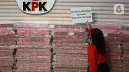 Uang tersebut merupakan bagian dari total Rp 883 miliar, kerugian negara dalam perkara korupsi investasi fiktif PT Taspen. Tampak dalam foto, tumpukan uang sebesar Rp 300 miliar dipamerkan di gedung Merah Putih Komisi Pemberantasan Korupsi (KPK), Jakarta, Kamis (20/11/2025). (Liputan6.com/Helmi Fithriansyah)