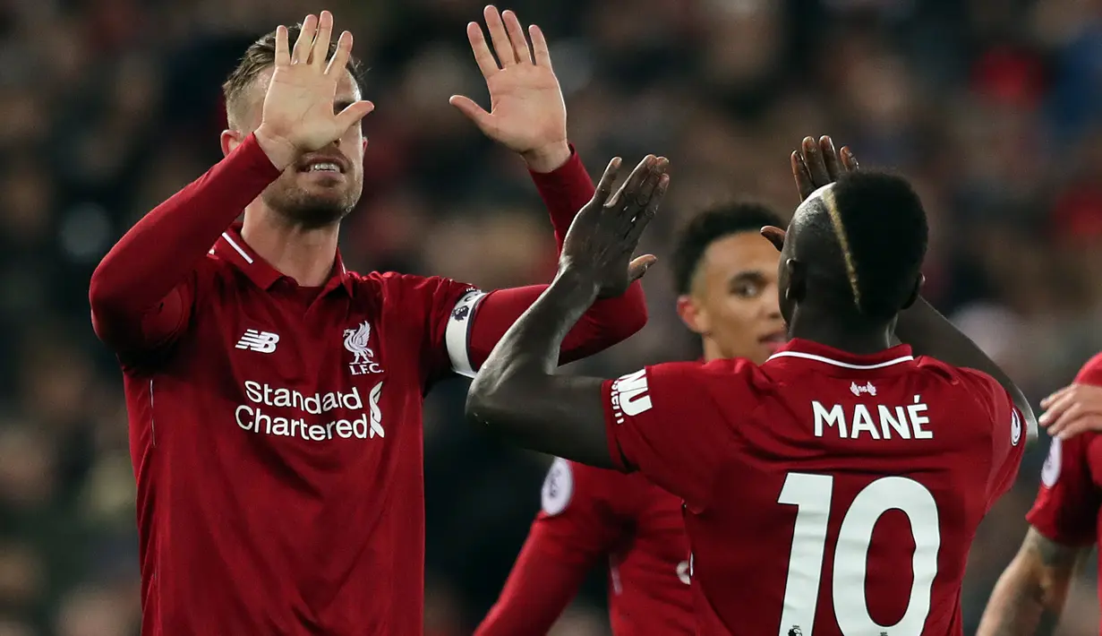 Penyerang Liverpool, Sadio Mane (kanan) berselebrasi setelah mencetak gol ke gawang Huddersfield Town dalam laga lanjutan Premier League 2018-19 pekan ke-36 di Anfield, Jumat (26/4). Bermain di kandang sendiri, Liverpool menang dengan skor telak 5-0.  (AP Photo/Jon Super)