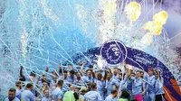 Para pemain Manchester City merayakan dengan trofi setelah memenangkan gelar Liga Inggris 2022 di Etihad Stadium, Manchester, Inggris, Minggu, 22 Mei 2022. Manchester City menjadi juara Liga Inggris usai menang 3-2 atas Aston Villa. (AP Photo/Dave Thompson)