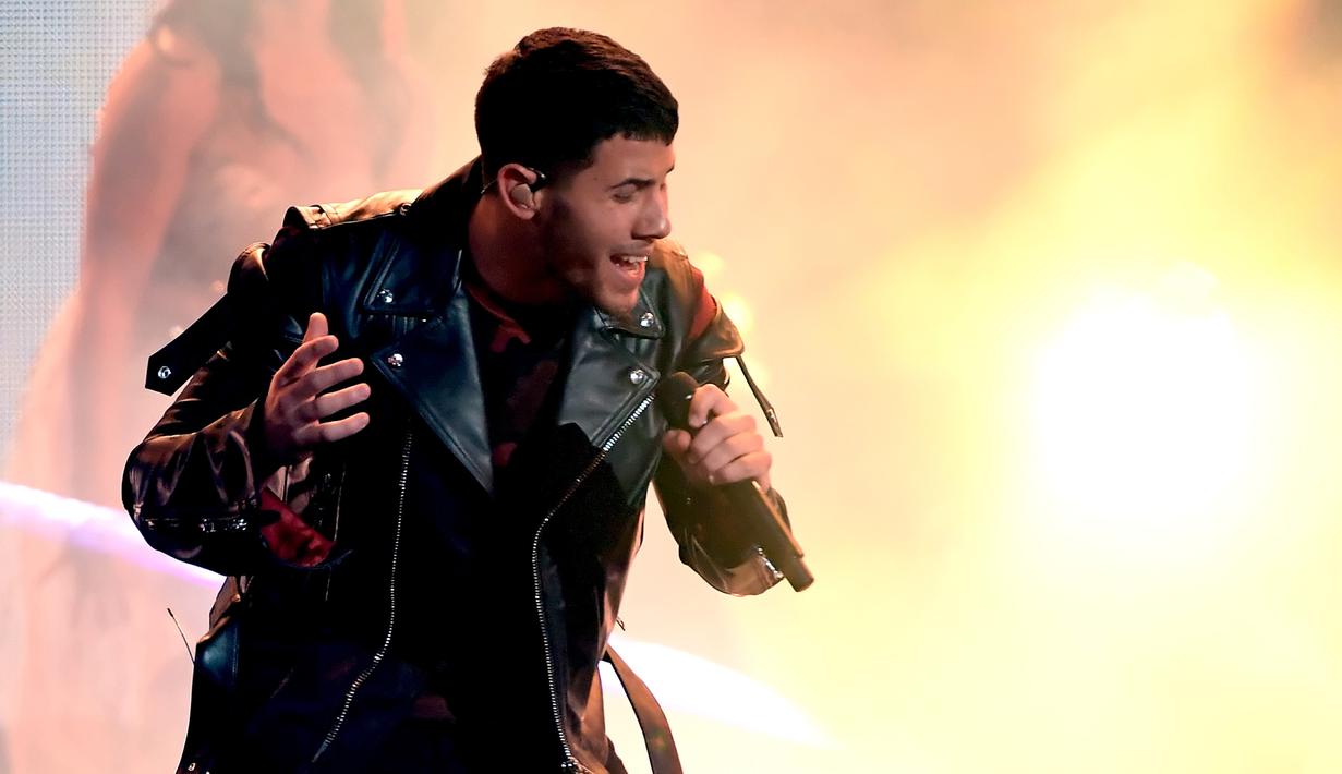 Penampilan Nick Jonas membawakan lagu barunya “Find You” di panggung American Music Awards (AMA) 2017, Los Angeles, Minggu (19/11). Mantan pacar Demi Lovato itu sukses bikin para penggemarnya meleleh. (Kevin Winter/Getty Images/AFP)