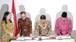 Menko Bidang Pembangunan Manusia dan Kebudayaan, Puan Maharani (kiri) menyaksikan penandatanganan draft Surat Keputusan Bersama (SKB) Libur Nasional dan Cuti Bersama tahun 2016, Jakarta, Kamis (25/6/2015). (Liputan6.com/Faizal Fanani) 