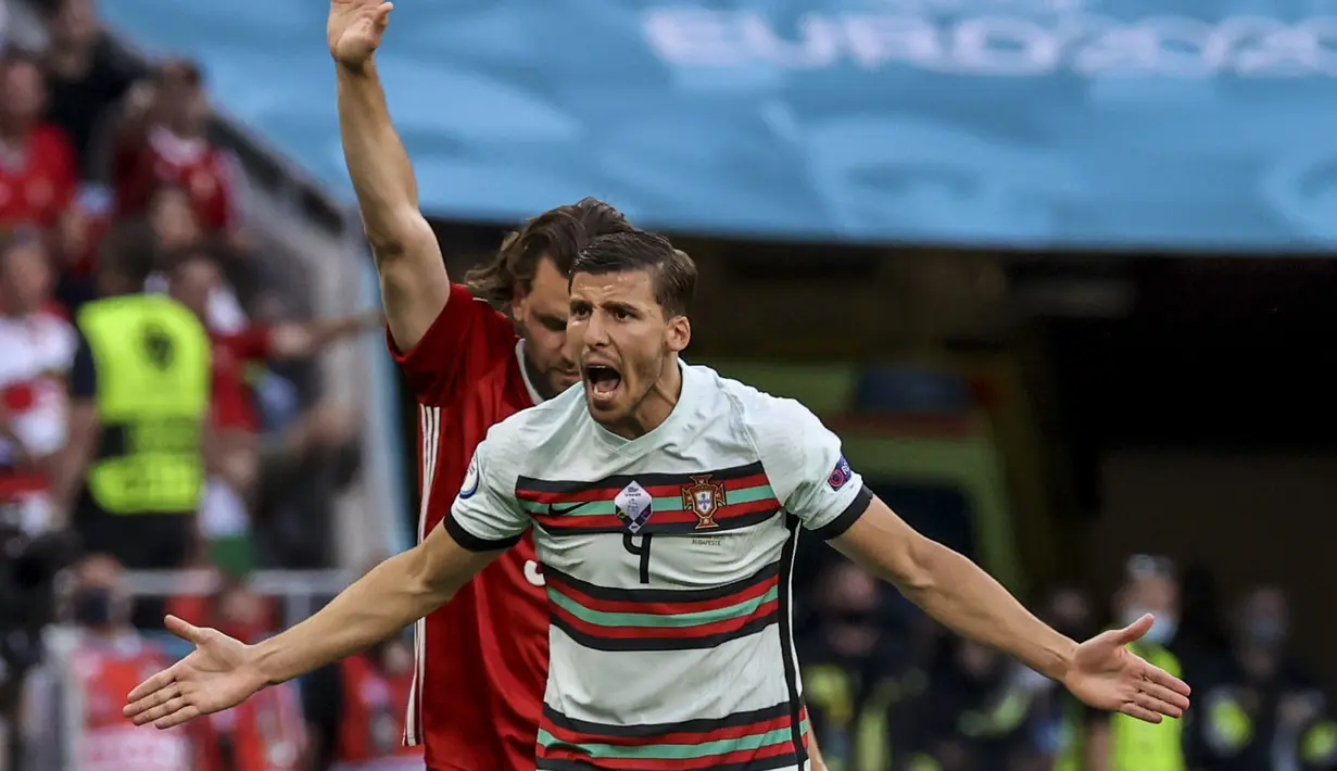 Pemain yang diketahui mendapat gelar FWP Footballer of The Years ini digadang-gadang akan menjadi bintang muda Portugal mengikuti jejak Cristiano Ronaldo. Penampilannya di Piala Eropa tahun ini banyak ditunggu-tunggu oleh para penikmat sepak bola. (Foto: AFP/)